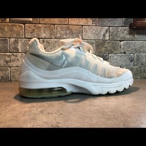 Women’s white Nike tennis shoes